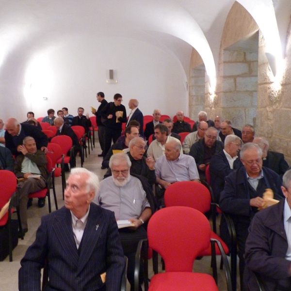 Los presbiteros esperan al comienzo de la conferencia