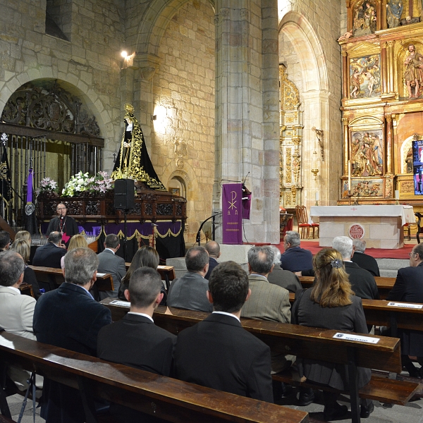 El obispo firma el decreto de coronación de la Virgen de La Soledad