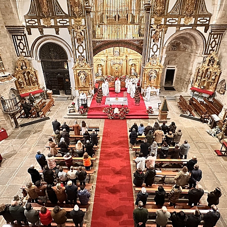 La iglesia de San Ildefonso acoge la Misa del Gallo con una llamada a la esperanza cristiana
