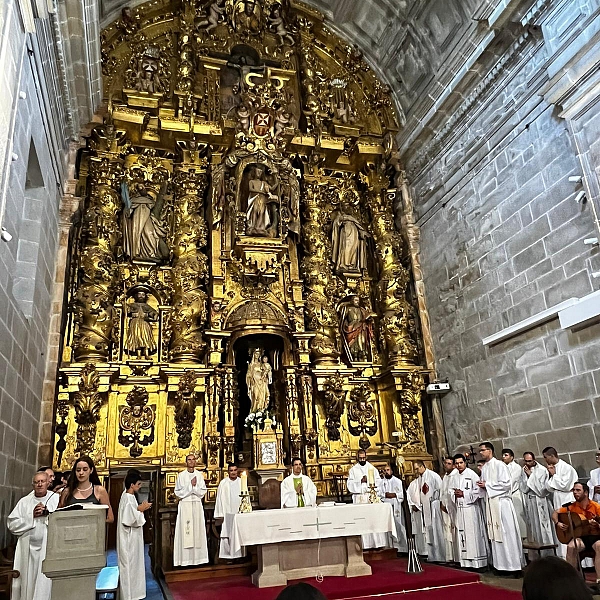 56 peregrinos de Zamora realizan el Camino de Santiago con otros 500 jóvenes de la región