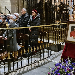 La catedral se llena para despedir a Benedicto XVI