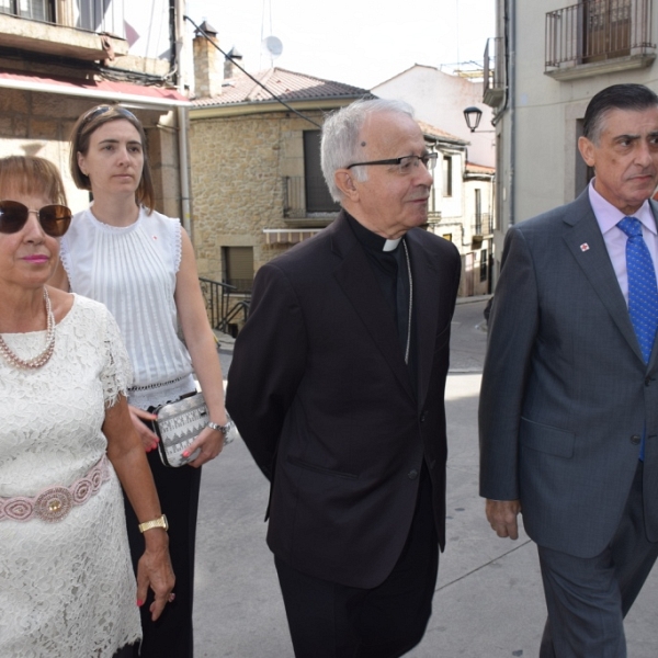 El obispo en Fermoselle tras el incendio