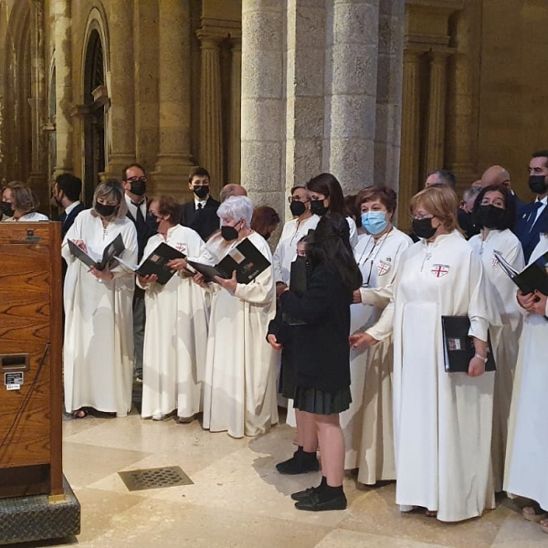 El obispo acompaña al coro sacro en Santiago de Compostela