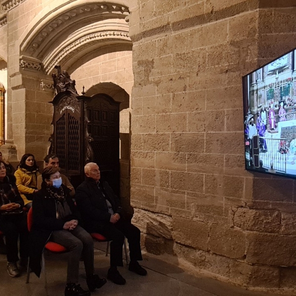 La catedral se llena para despedir a Benedicto XVI