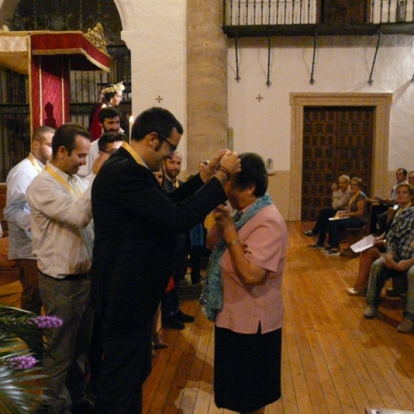 Imposición de medallas a los hermanos de la Asociación Virgen de la Saleta