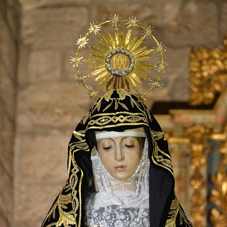 El obispo firma el decreto de coronación de la Virgen de La Soledad