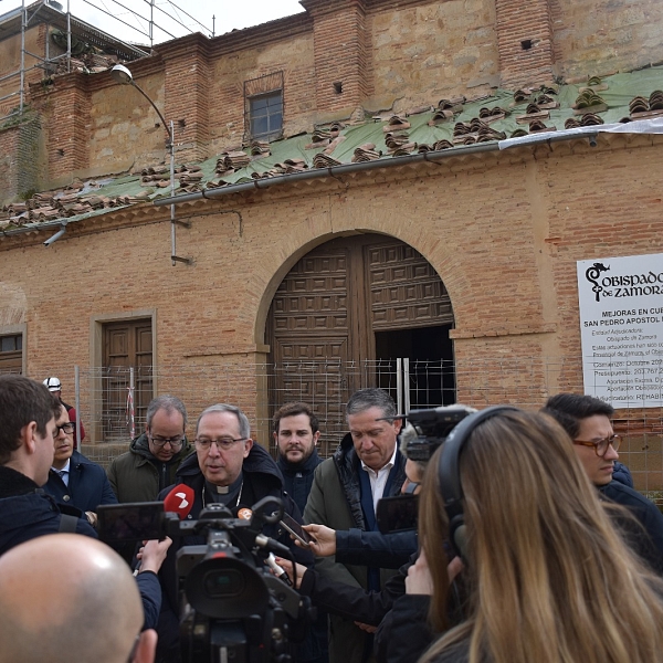 El obispo visita las obras de rehabilitación de la iglesia de San Pedro en Villalpando