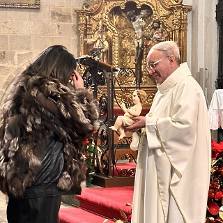 La iglesia de San Ildefonso acoge la Misa del Gallo con una llamada a la esperanza cristiana