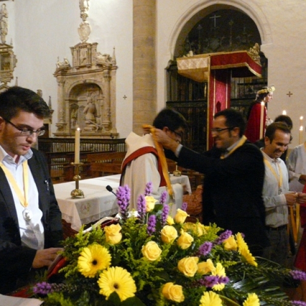 Imposición de medallas a los hermanos de la Asociación Virgen de la Saleta