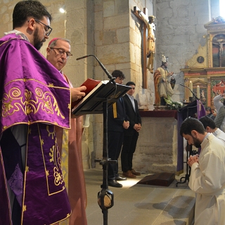 Enrique Alonso y Víctor Jambrina celebran el rito de admisión a las sagradas órdenes