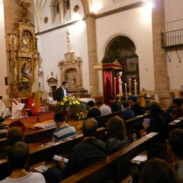 Imposición de medallas a los hermanos de la Asociación Virgen de la Saleta