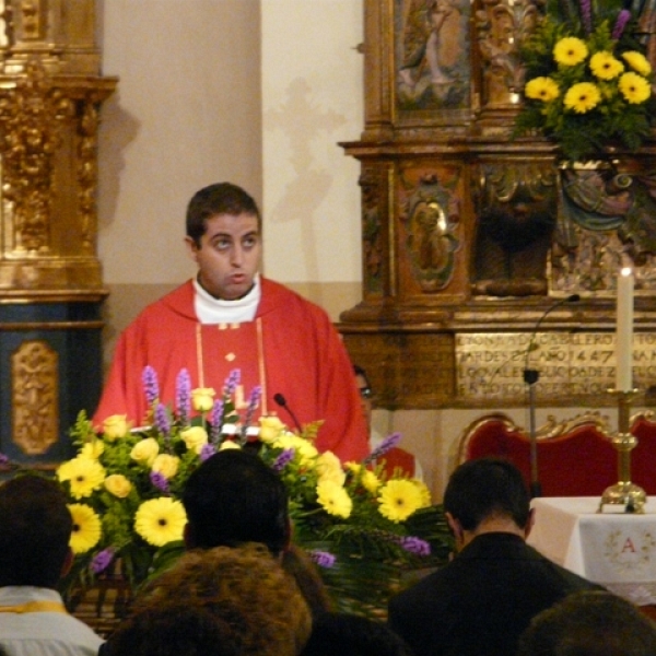 Imposición de medallas a los hermanos de la Asociación Virgen de la Saleta