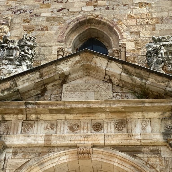 Se inicia la retirada y consolidación de los escudos de la iglesia de San Ildefonso