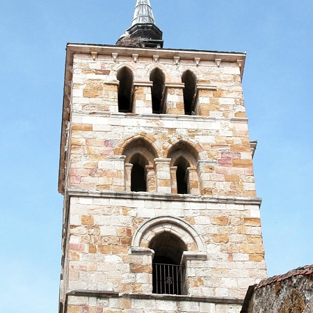 Portada Oeste y torre de la iglesia de San Vicente