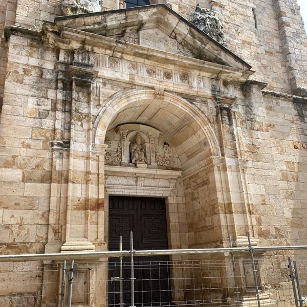 Se inicia la retirada y consolidación de los escudos de la iglesia de San Ildefonso