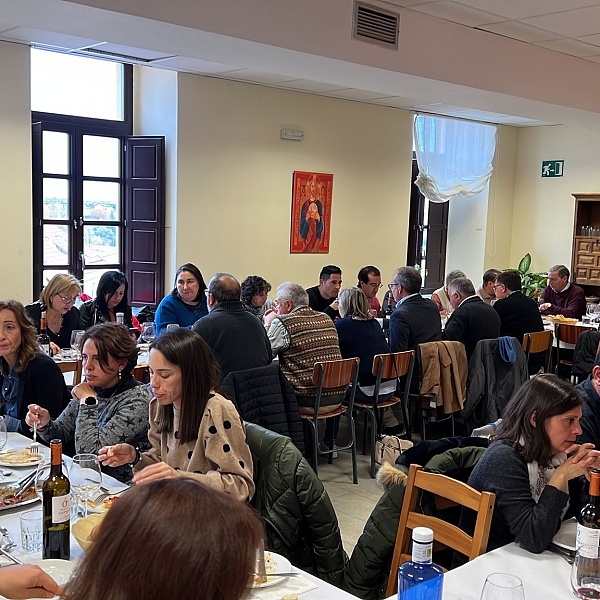 Profesores de religión de diferentes generaciones celebran un día de formación y convivencia