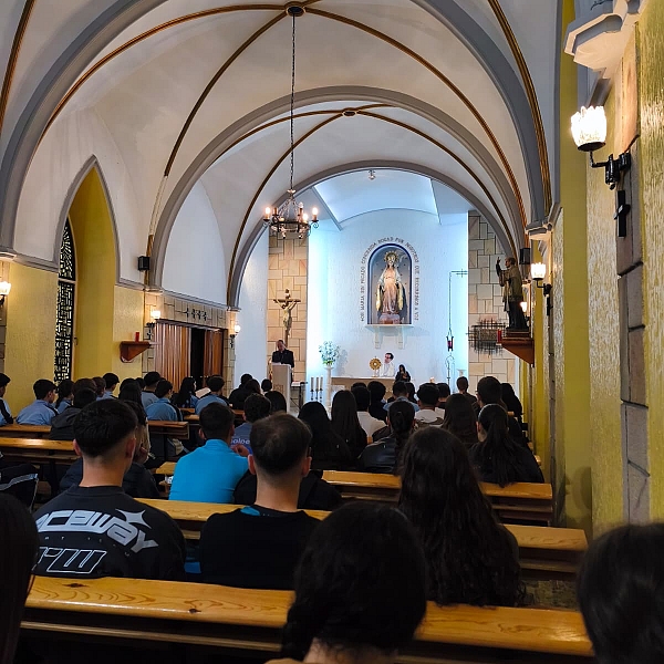 El obispo, Fernando Valera, visita el Colegio Medalla Milagrosa en la fiesta de Santa Luisa