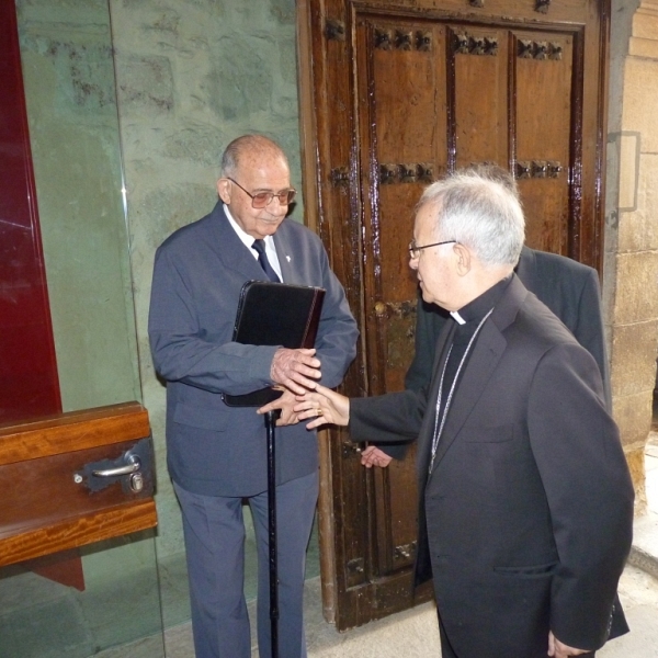El obispo saluda a D. Benito Peláez