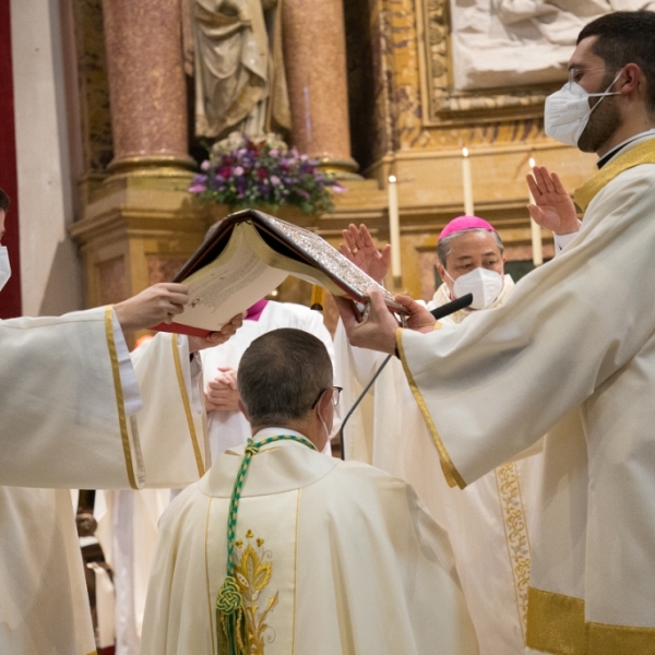 Ordenación y toma de posesión de don Fernando