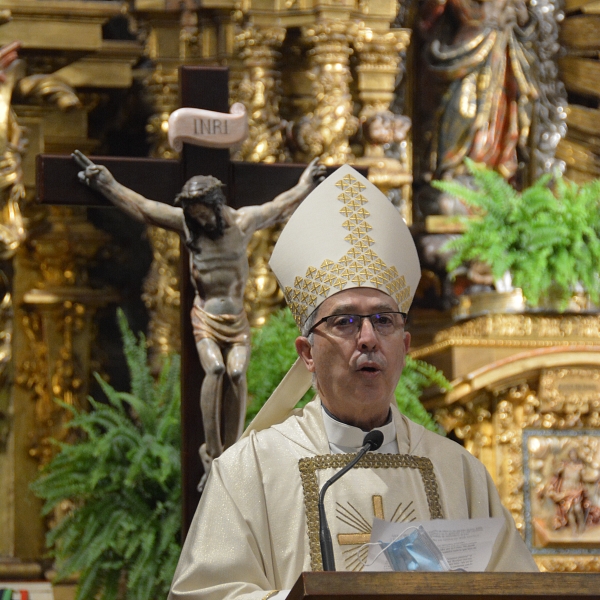 El obispo preside la eucaristía de la Virgen del Pilar, patrona de la Guardia Civil