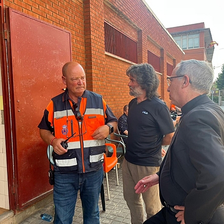 Fernando Valera visita junto al párroco de la zona afectada a los desplazados por culpa del incendio