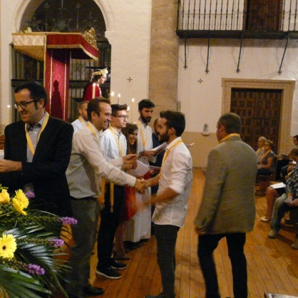 Imposición de medallas a los hermanos de la Asociación Virgen de la Saleta