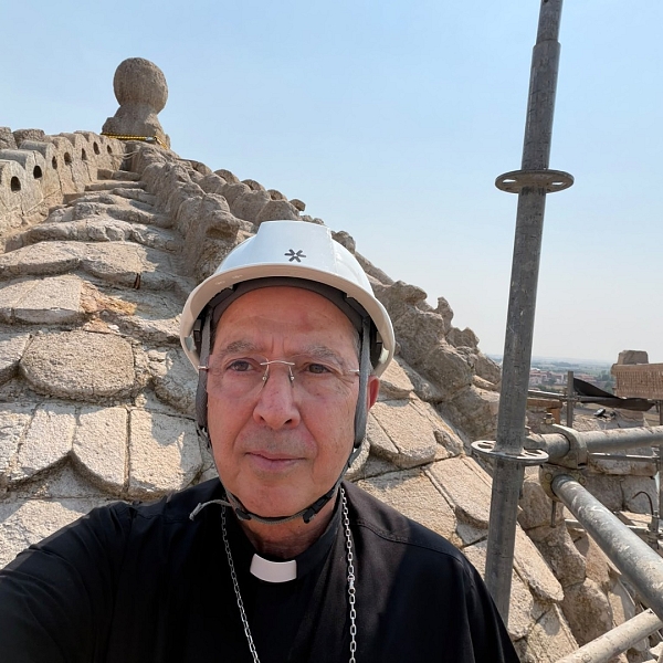 El obispo visita los trabajos de conservación que se realizan en el cimborrio de la Catedral