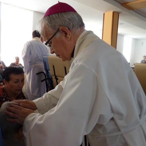 Unción de enfermos en la Residencia de Villarrín