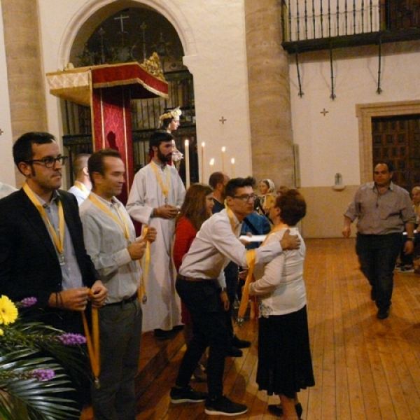 Imposición de medallas a los hermanos de la Asociación Virgen de la Saleta