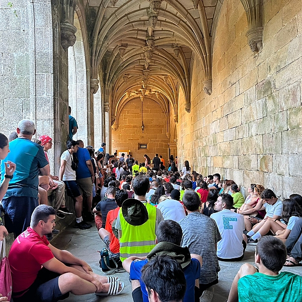 56 peregrinos de Zamora realizan el Camino de Santiago con otros 500 jóvenes de la región