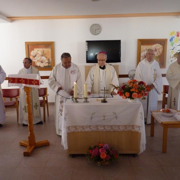 Unción de enfermos en la Residencia de Villarrín