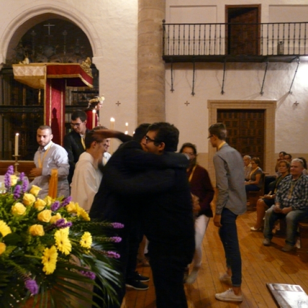 Imposición de medallas a los hermanos de la Asociación Virgen de la Saleta