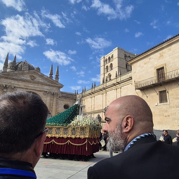 El atrio de la catedral se llena para celebrar el Jubileo de las Cofradías