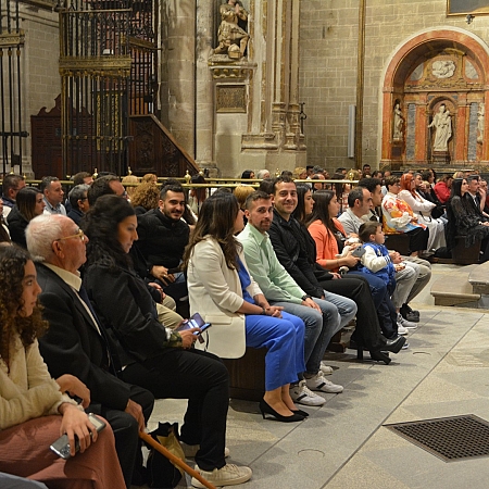 Un grupo de adultos reciben el bautismo y la confirmación