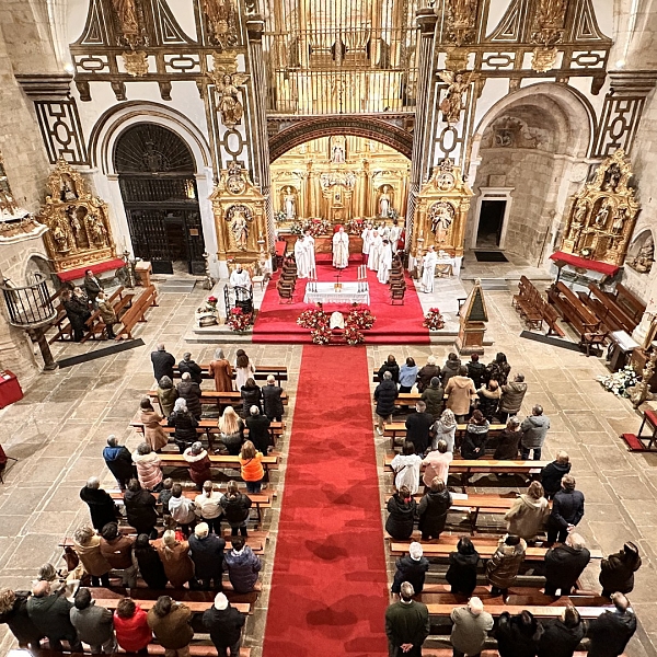 La iglesia de San Ildefonso acoge la Misa del Gallo con una llamada a la esperanza cristiana