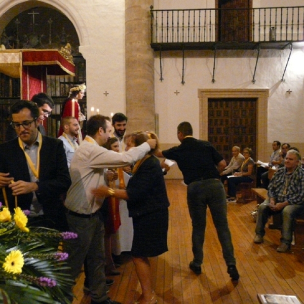 Imposición de medallas a los hermanos de la Asociación Virgen de la Saleta