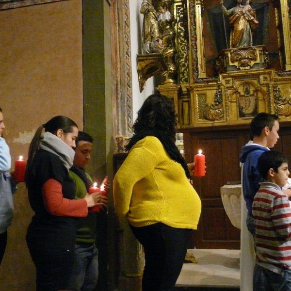 El obispo preside la vigilia de la Inmaculada en la iglesia de San Torcuato