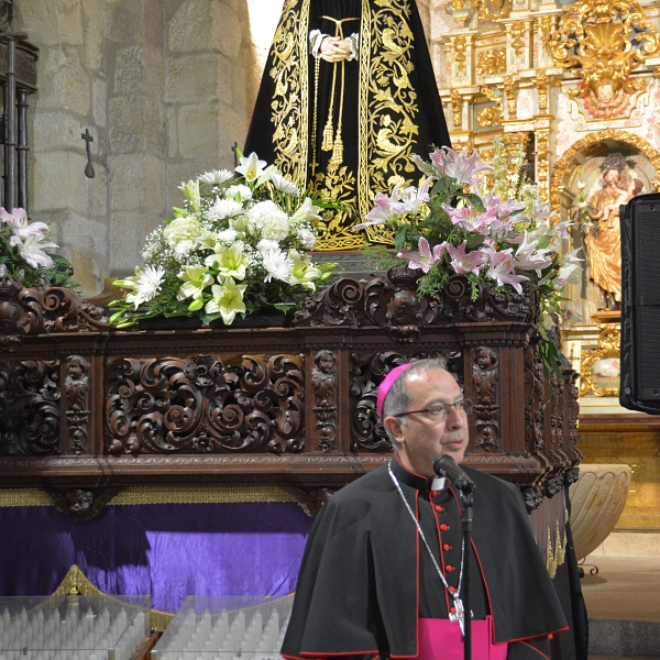 El obispo firma el decreto de coronación de la Virgen de La Soledad