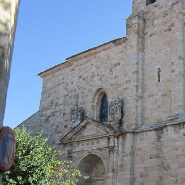 Patrimonio autoriza la retirada de escudos y limpieza de la fachada de San Ildefonso