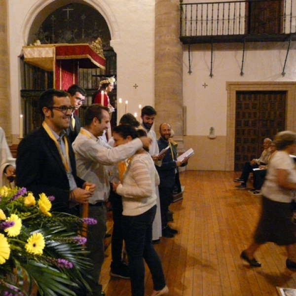 Imposición de medallas a los hermanos de la Asociación Virgen de la Saleta