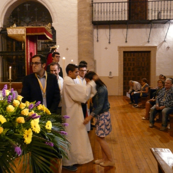 Imposición de medallas a los hermanos de la Asociación Virgen de la Saleta