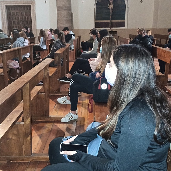 Los jóvenes, al Cristo de Morales