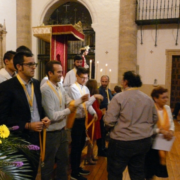 Imposición de medallas a los hermanos de la Asociación Virgen de la Saleta