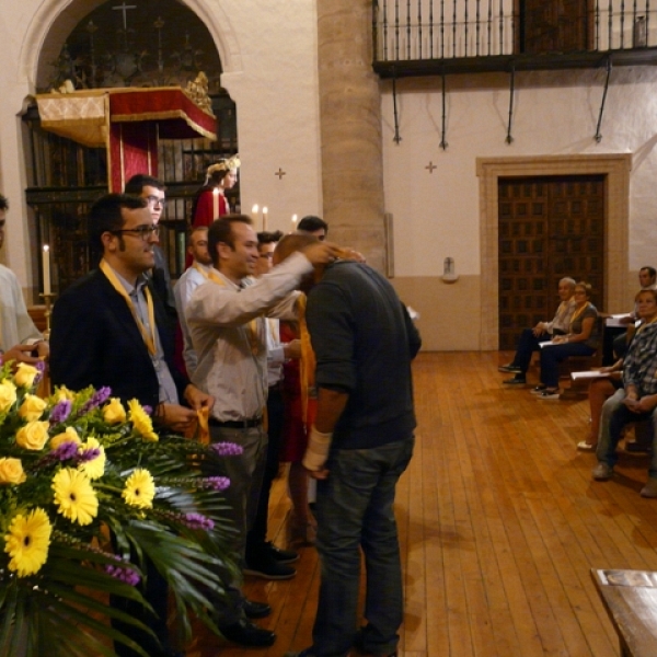 Imposición de medallas a los hermanos de la Asociación Virgen de la Saleta