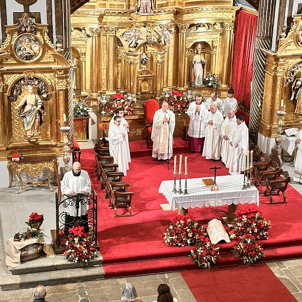 La iglesia de San Ildefonso acoge la Misa del Gallo con una llamada a la esperanza cristiana