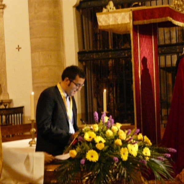 Imposición de medallas a los hermanos de la Asociación Virgen de la Saleta