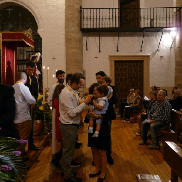 Imposición de medallas a los hermanos de la Asociación Virgen de la Saleta