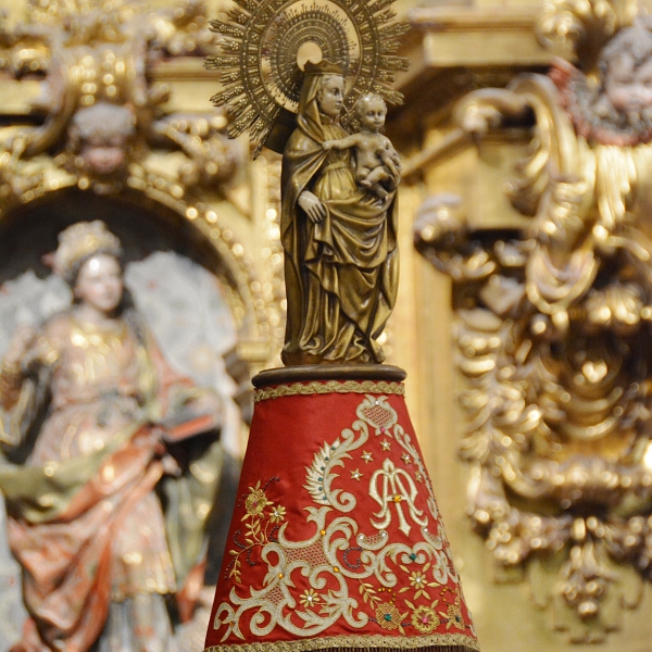 El obispo preside la eucaristía de la Virgen del Pilar, patrona de la Guardia Civil