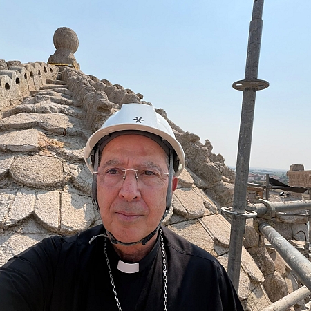 El obispo visita los trabajos de conservación que se realizan en el cimborrio de la Catedral
