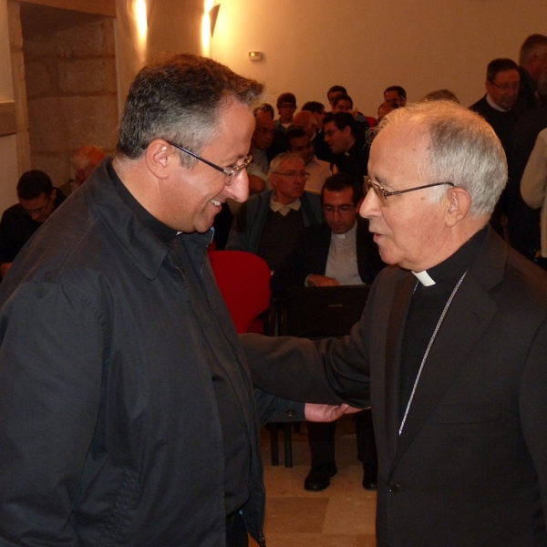 D. Gregorio saluda a D. Santiago Bohigues, ponente de la conferencia